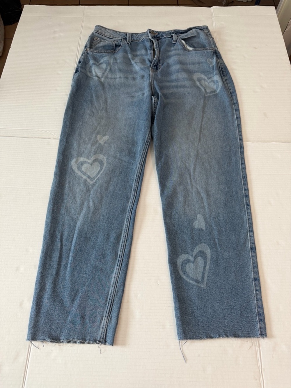 Hollister Light Blue Straight-Leg Jeans with Heart Fade Detail size 15L 32W 29L
